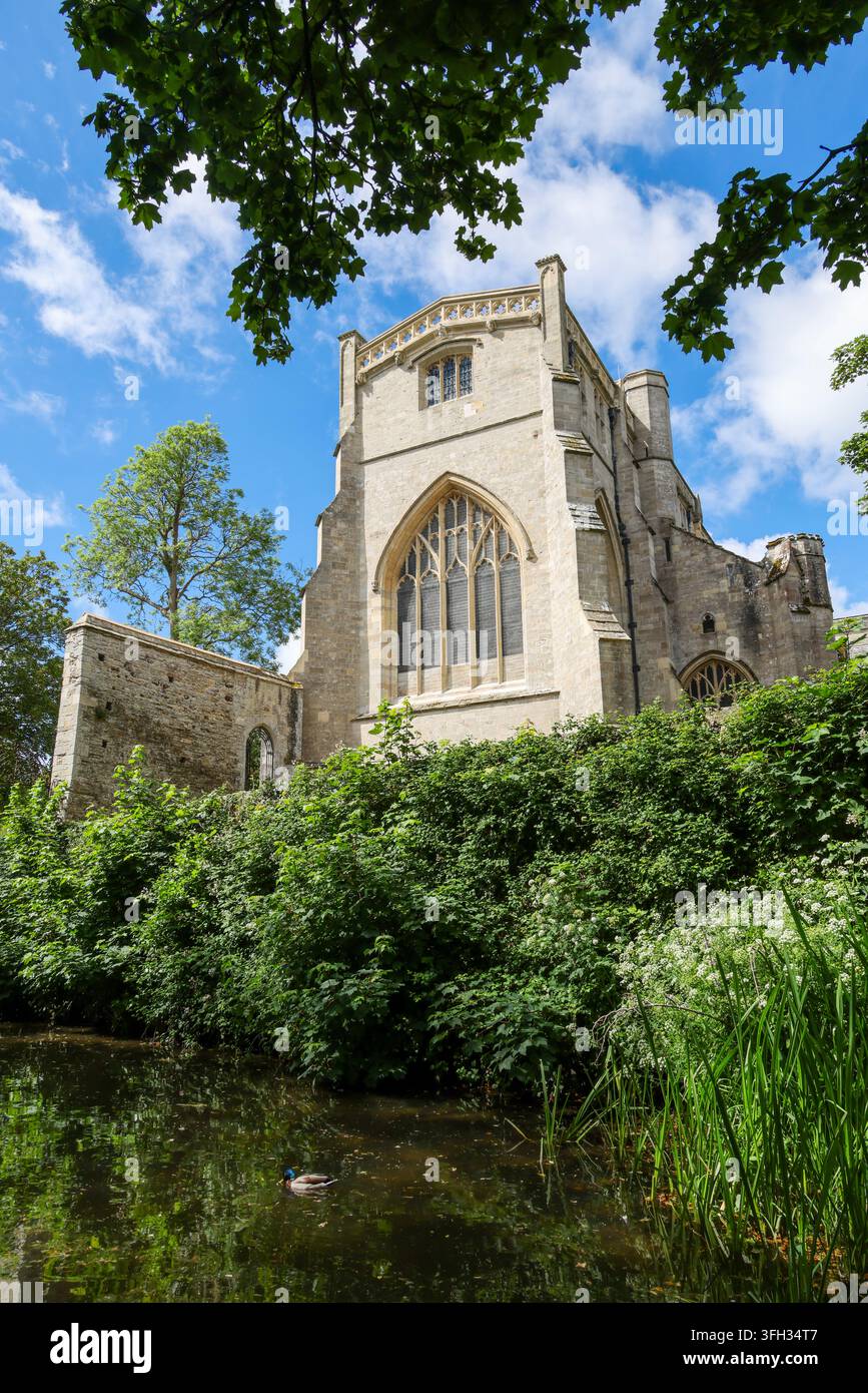 Christchurch Priory depuis le sentier riverain de l'Avon Banque D'Images