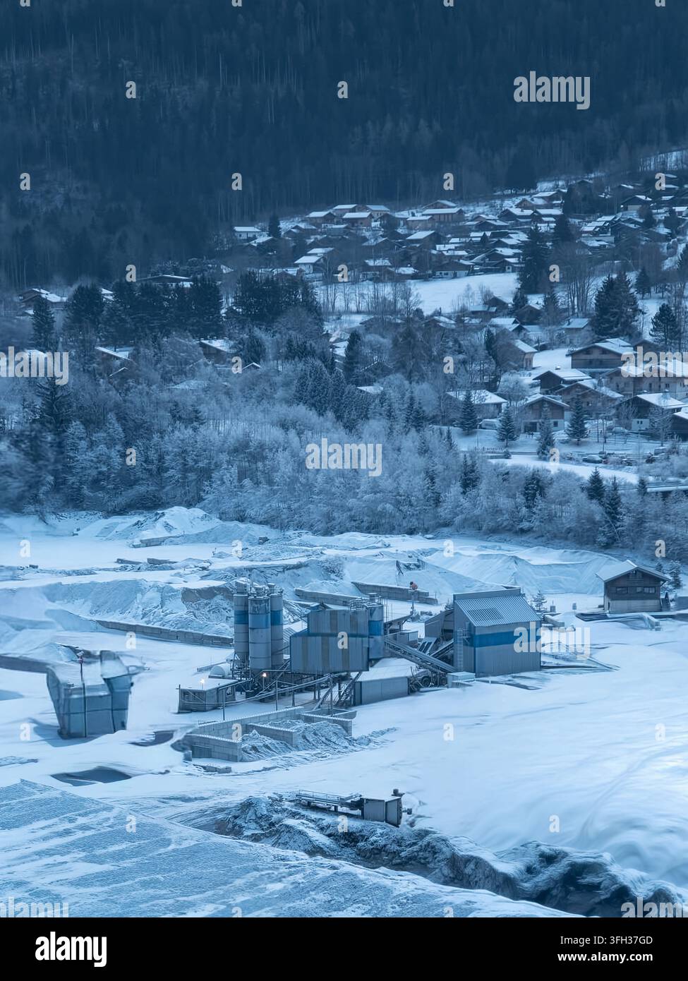 Bâtiments de stockage et de broyage dans une carrière de sable industrielle recouverte d'une récente couche de neige à Les Houches Chamonix en France Banque D'Images