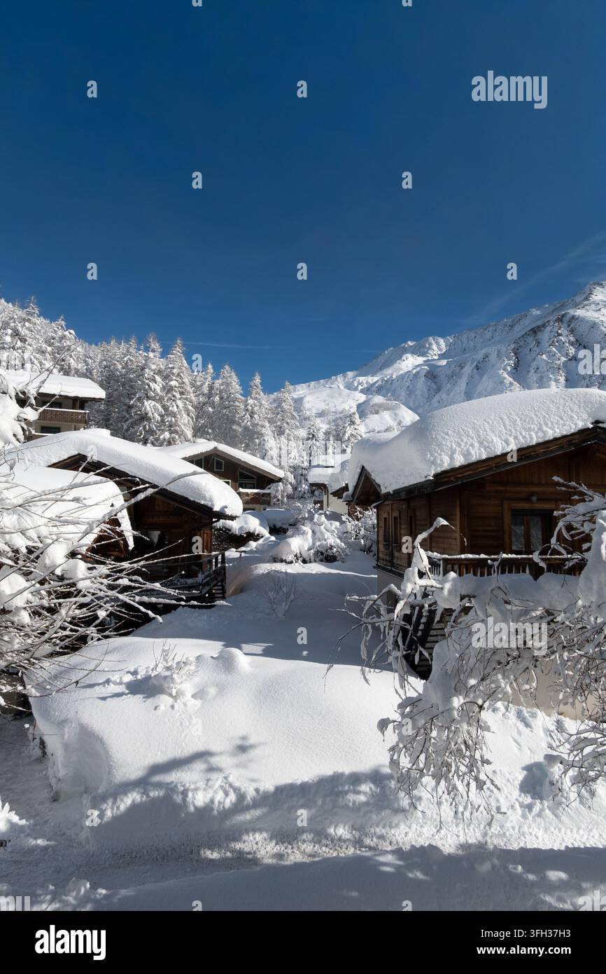 Un groupe de chalets de montagne couverts de neige fraîche en hiver à Chamonix en France Banque D'Images