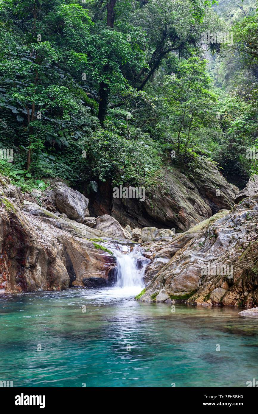 Cascade à Sanzhanxi dans le parc national de Taroko, à Taïwan. Une jungle luxuriante entoure une piscine turquoise claire. Banque D'Images