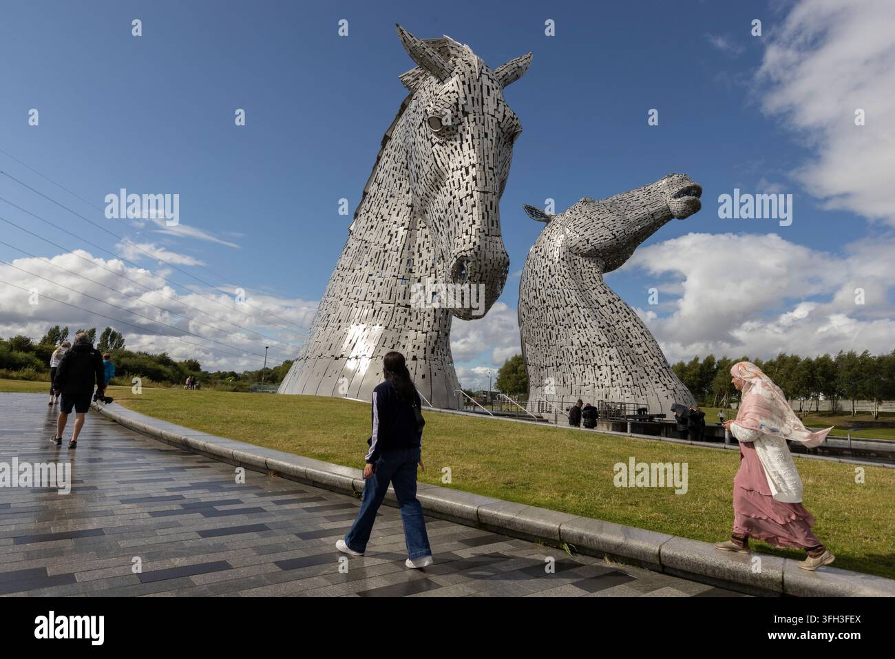 Les célèbres sculptures monumentales en acier représentant des têtes de cheval connues sous le nom de The Kelpies, conçues par le sculpteur Andy Scott, à Falkirk, en Écosse, le 31 juillet 2026. Banque D'Images