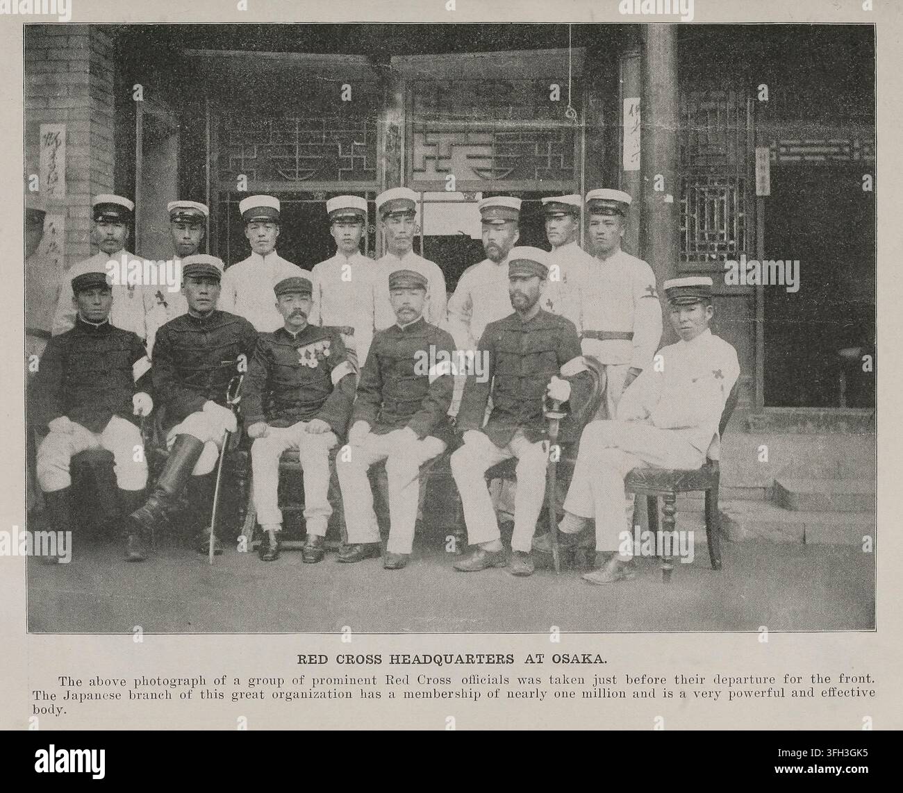 Siège du Croissant-Rouge à Osaka. La photographie ci-dessus d’un groupe de hauts responsables du Croissant-Rouge a été prise juste avant leur départ pour le front. La branche japonaise de cette grande organisation compte près d’un million de membres et est un organisme très puissant et efficace. Banque D'Images