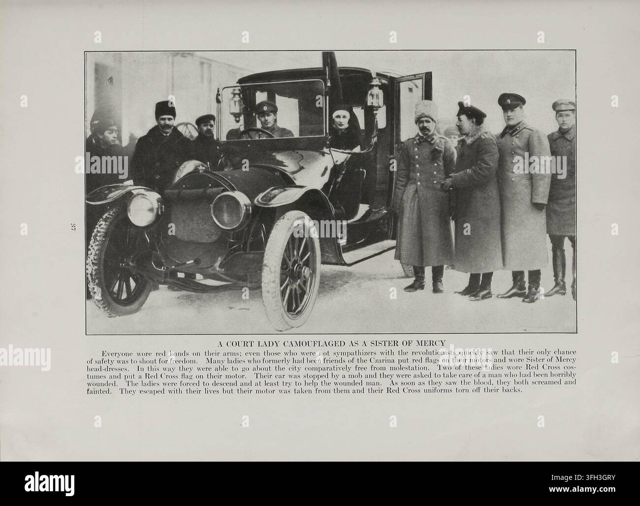La révolution russe. 1917. Une dame de cour camouflée en sœur de charité. Tout le monde portait des bandeaux rouges sur les bras ; même ceux qui n'étaient pas sympathisants des révolutionnaires ont vite compris que leur seule chance de sécurité était de crier à la liberté. De nombreuses dames qui avaient autrefois été amies de la tsarine ont placé des drapeaux rouges sur leurs voitures et ont porté des coiffures de sœurs de charité. De cette manière, elles ont pu se déplacer dans la ville relativement sans encombre. Deux de ces dames portaient des costumes de Croix-Rouge et ont placé un drapeau de la Croix-Rouge sur leur voiture. Leur voiture a été arrêtée par une foule et on leur a demandé de ta Banque D'Images