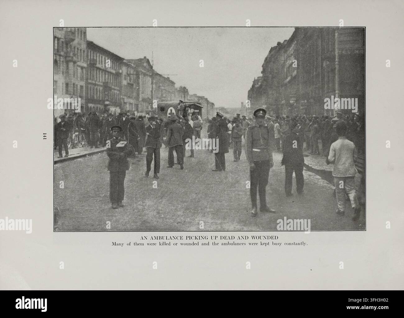 La révolution russe. 1917 Une ambulance ramassant les morts et les blessés. Beaucoup d'entre eux ont été tués ou blessés et les ambulances étaient constamment occupées. Banque D'Images