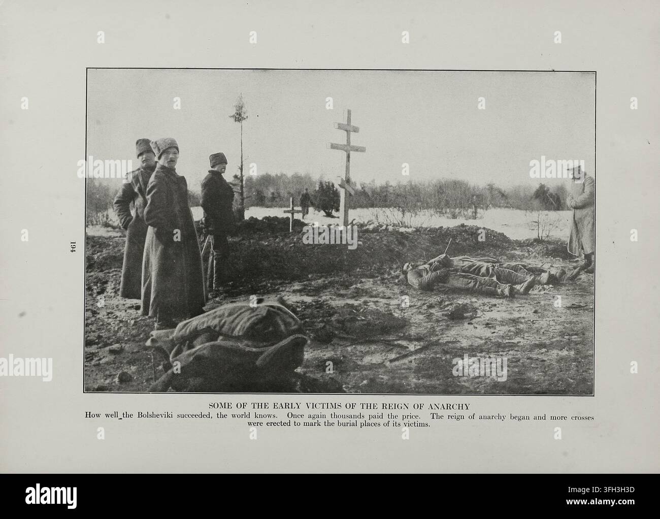 La Révolution russe. 1917. Certaines des premières victimes du règne de l'anarchie. Le monde sait à quel point les Bolcheviks ont réussi. Une fois de plus, des milliers de personnes ont payé le prix. Le règne de l'anarchie a commencé et davantage de croix ont été érigées pour marquer les lieux de sépulture de ses victimes. Banque D'Images