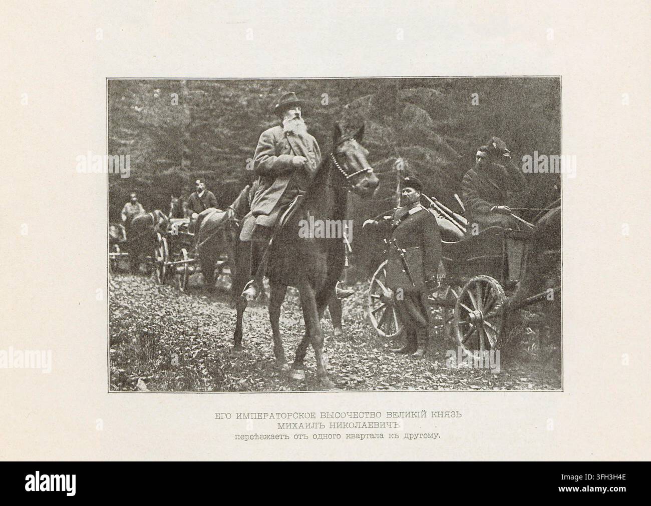 Le grand-duc Mikhail Nikolaevich à cheval se déplace entre les parcelles forestières accompagné d'assistants et de chariots de chasse lors d'une chasse impériale à la Belovezhskaya Pushcha. Banque D'Images