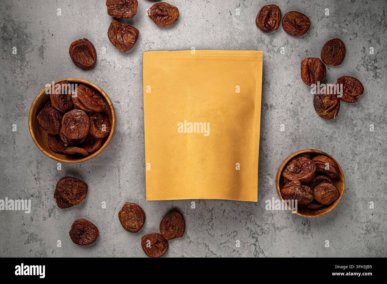 Abricots secs sombres avec pochette artisanale Banque D'Images