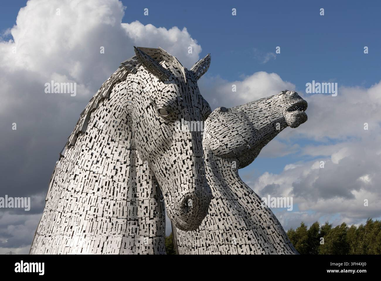 Les célèbres sculptures monumentales en acier représentant des têtes de cheval connues sous le nom de The Kelpies, conçues par le sculpteur Andy Scott, à Falkirk, en Écosse, le 31 juillet 2026. Banque D'Images