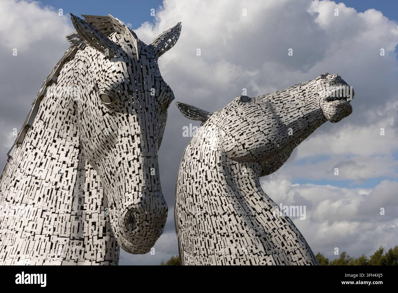Les célèbres sculptures monumentales en acier représentant des têtes de cheval connues sous le nom de The Kelpies, conçues par le sculpteur Andy Scott, à Falkirk, en Écosse, le 31 juillet 2026. Banque D'Images