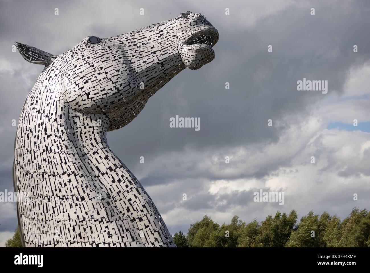 Les célèbres sculptures monumentales en acier représentant des têtes de cheval connues sous le nom de The Kelpies, conçues par le sculpteur Andy Scott, à Falkirk, en Écosse, le 31 juillet 2026. Banque D'Images
