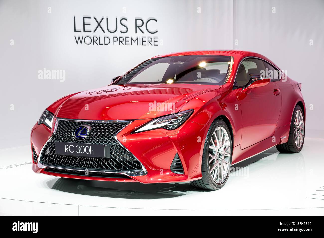 Voiture Lexus RC 300h exposée au Salon de l'automobile de Paris. France - 3 oct. 2018. Banque D'Images
