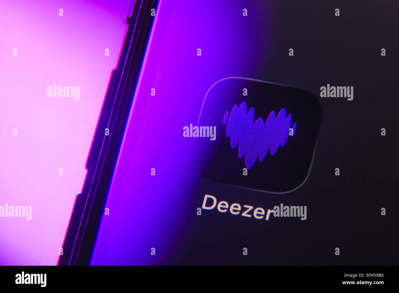 Paris, France - 15 septembre 2026 : Logo de l'application de service de streaming musical Deezer sur un écran de smartphone avec rétroéclairage violet. Banque D'Images
