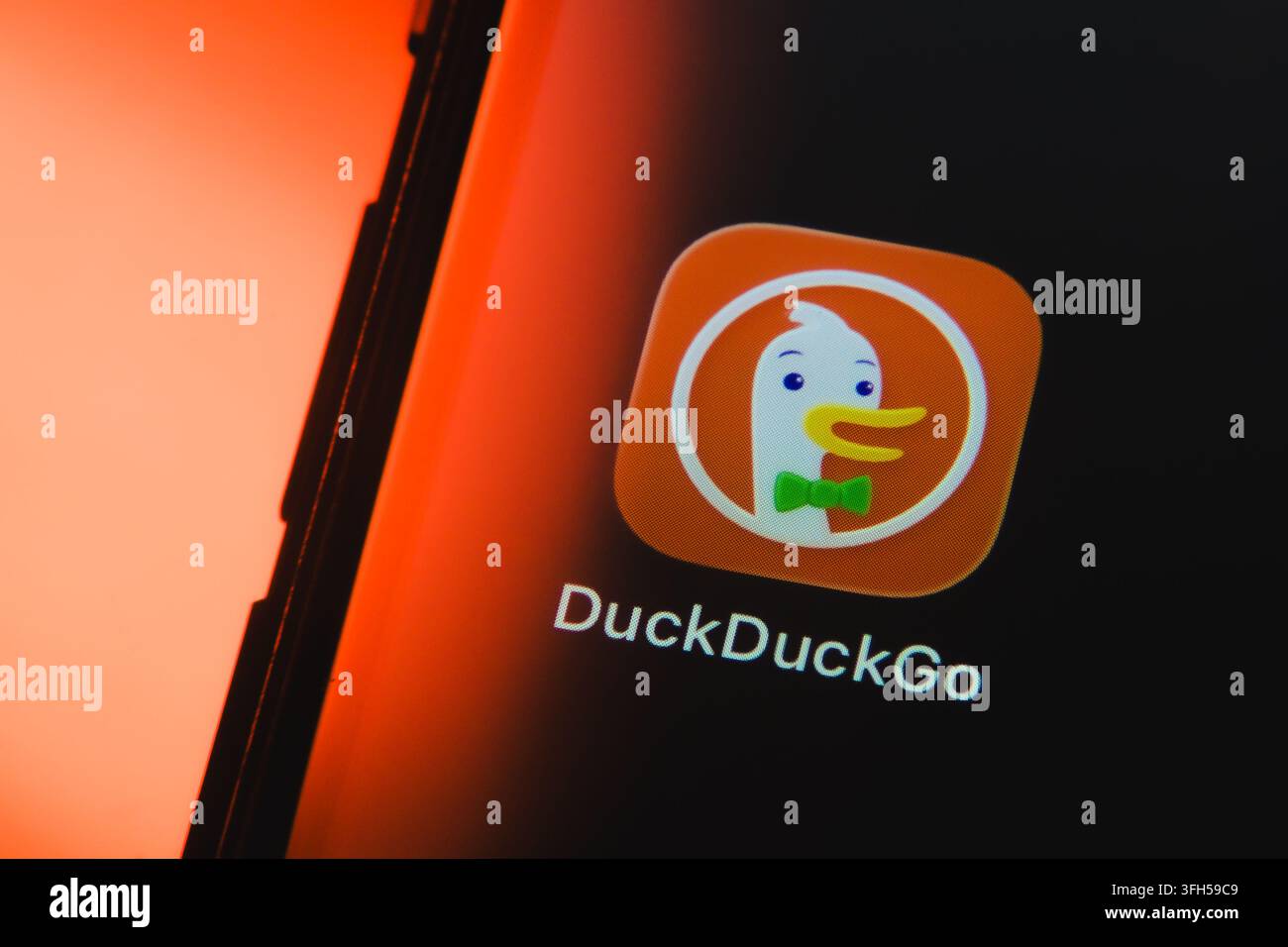 Paris, France – 15 septembre 2026 : Logo de l'application de moteur de recherche privé DuckDuckGo sur un écran de smartphone avec un fond néon orange. Banque D'Images