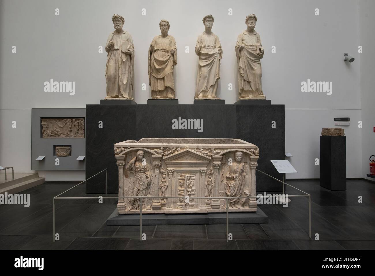 Sculptures du atelier de Francesco Talenti ca.1395. En bas : Sarcophage avec épouse et mari à la porte des Enfers gardée par Mercure Banque D'Images