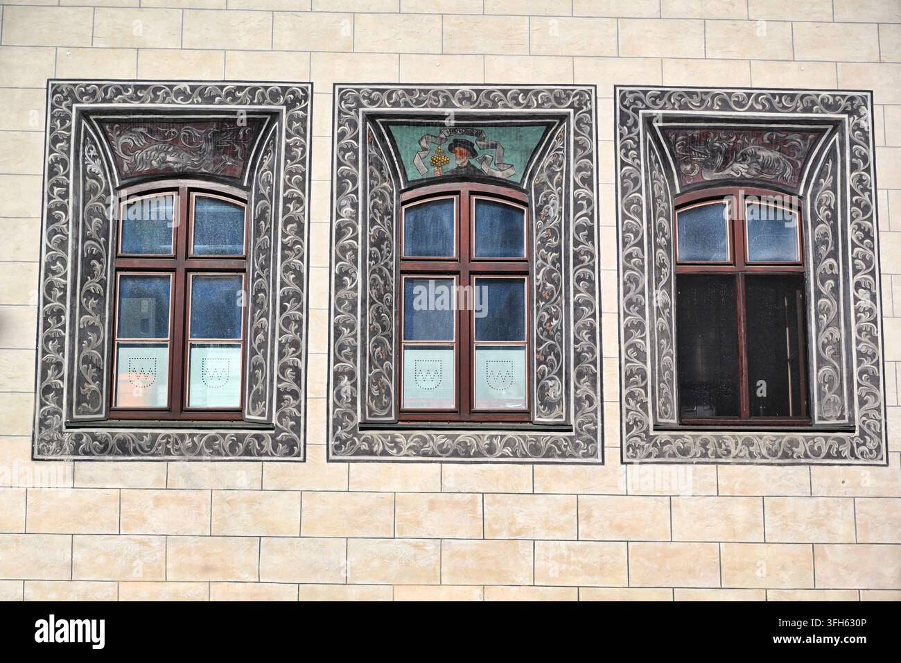 Détail architectural mettant en valeur trois fenêtres de style Renaissance magnifiquement préservées ornées d'une intricate œuvre d'art sgraffito à l'historique Alter Hof Banque D'Images