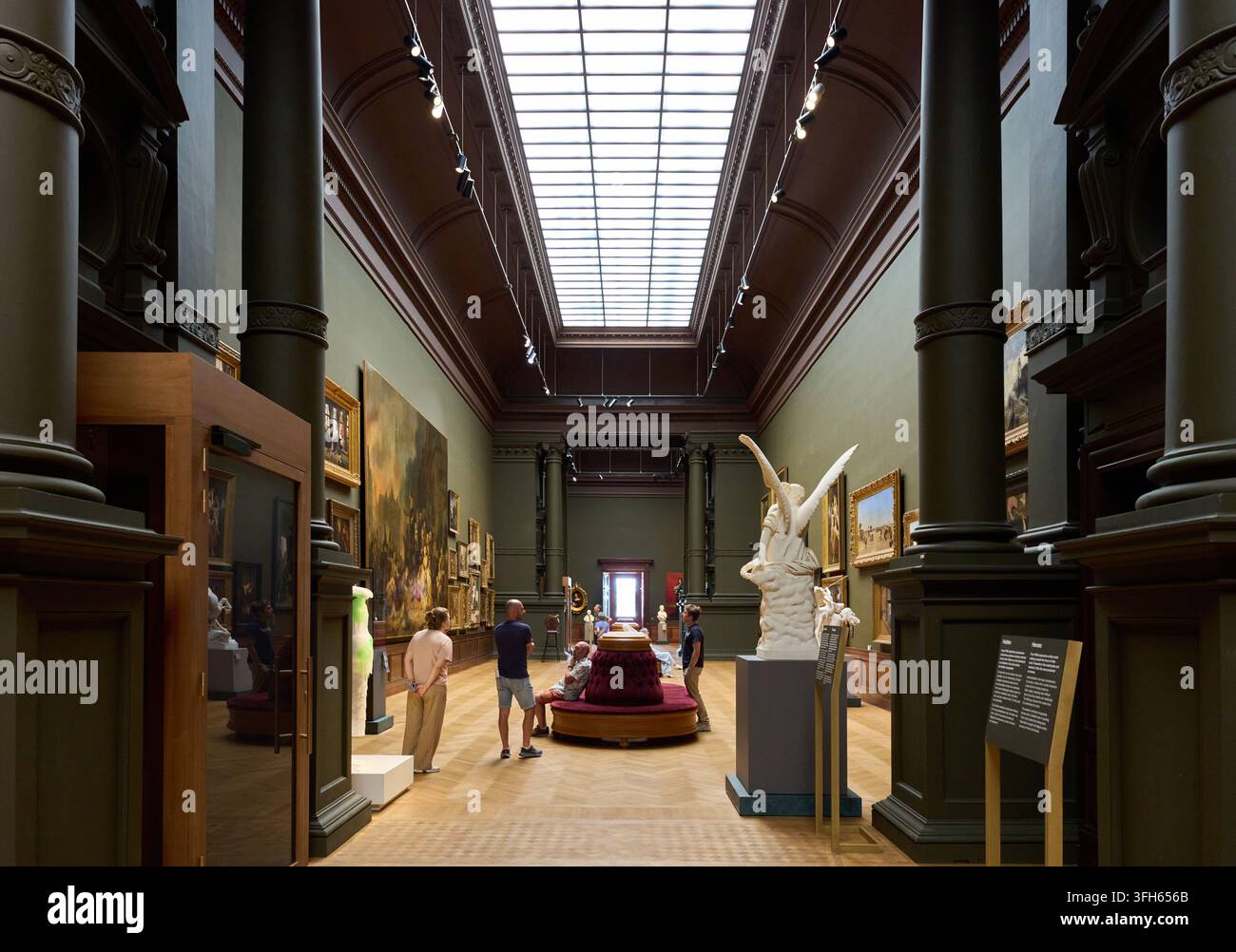 Visiteurs à l'intérieur du musée, KMSKA, Musée Royal des Beaux-Arts, Anvers, Belgique Banque D'Images