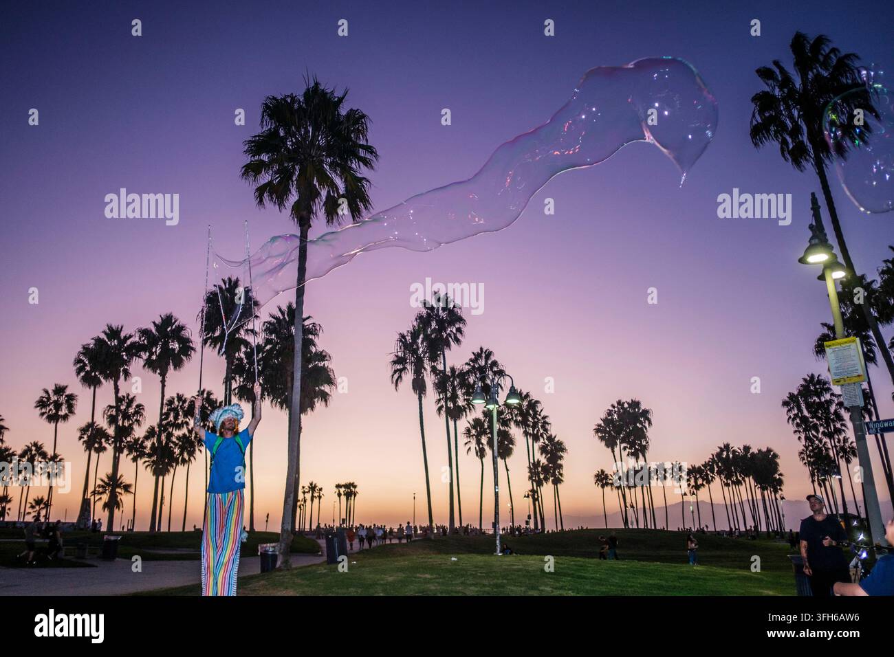 Un homme souffle des bulles, Venice Beach, Los Angeles, Californie, États-Unis d'Amérique Banque D'Images