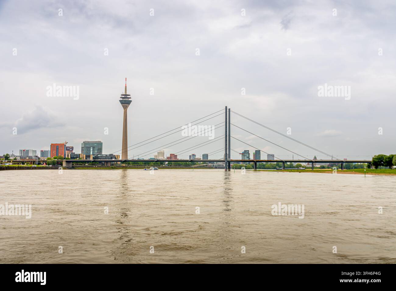 Düsseldorf, Allemagne - Mai 2024 : Skyline de Düsseldorf avec la Rheinturm et le pont sur le Rhin Banque D'Images