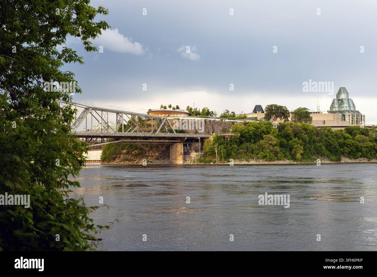 Ottawa, Canada – 20 juin 2026 : Pont Alexandra sur la rivière Ottawa près du belvédère de Kiweki Point Banque D'Images