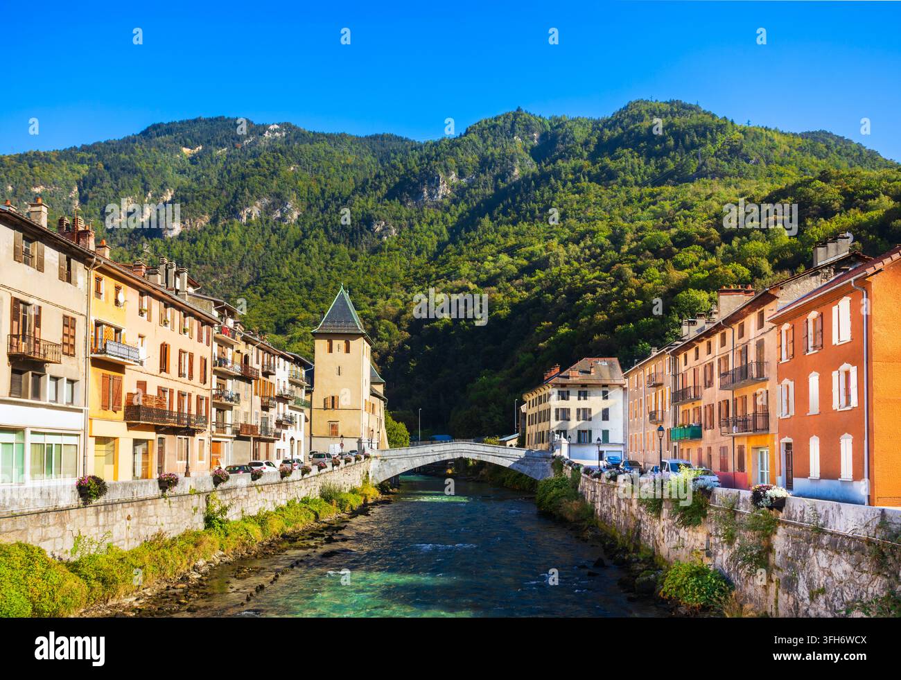 Vue panoramique sur la rivière des maisons alpines traditionnelles le long de l'embarcadère de l'Isère dans la ville de Moutiers en France Banque D'Images