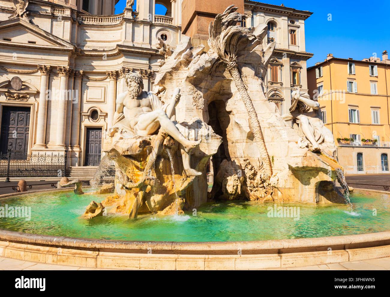 Vue panoramique de la fontaine historique des Quatre Fleuves et de l'église Sant'Agnese in Agone sur la Piazza Navona à Rome, Italie Banque D'Images