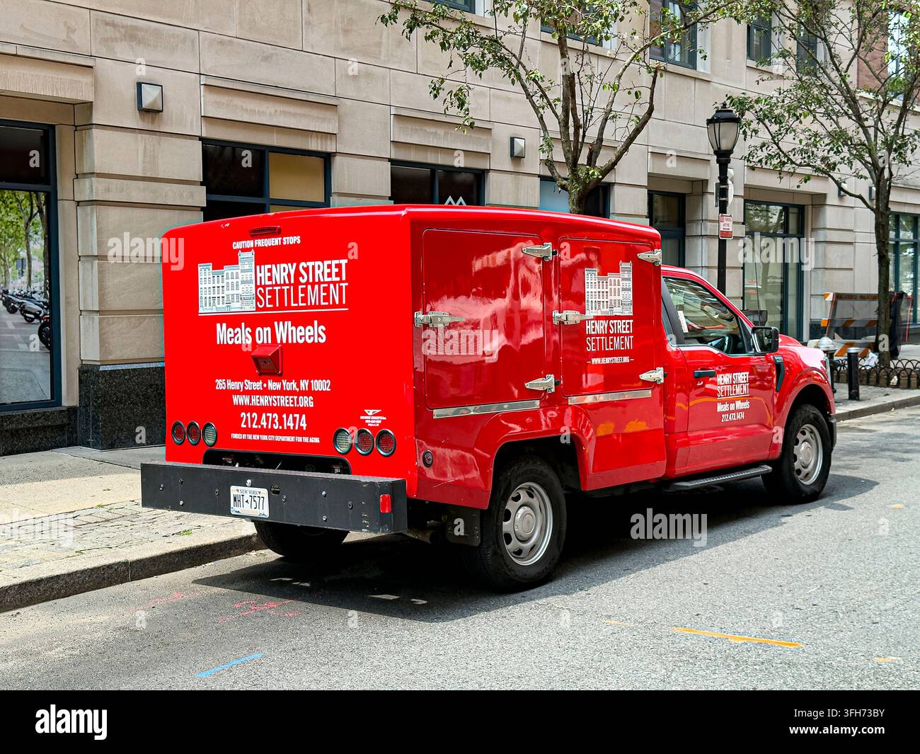 Camion de livraison de Henry Street Settlement Meals on Wheels garé dans la rue, Manhattan, New York City, New York, États-Unis Banque D'Images