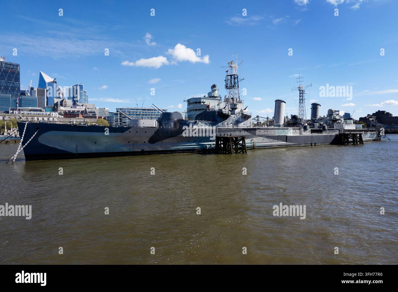 HMS Belfast, Londres, Royaume-Uni, depuis The Queen's Walk. Banque D'Images