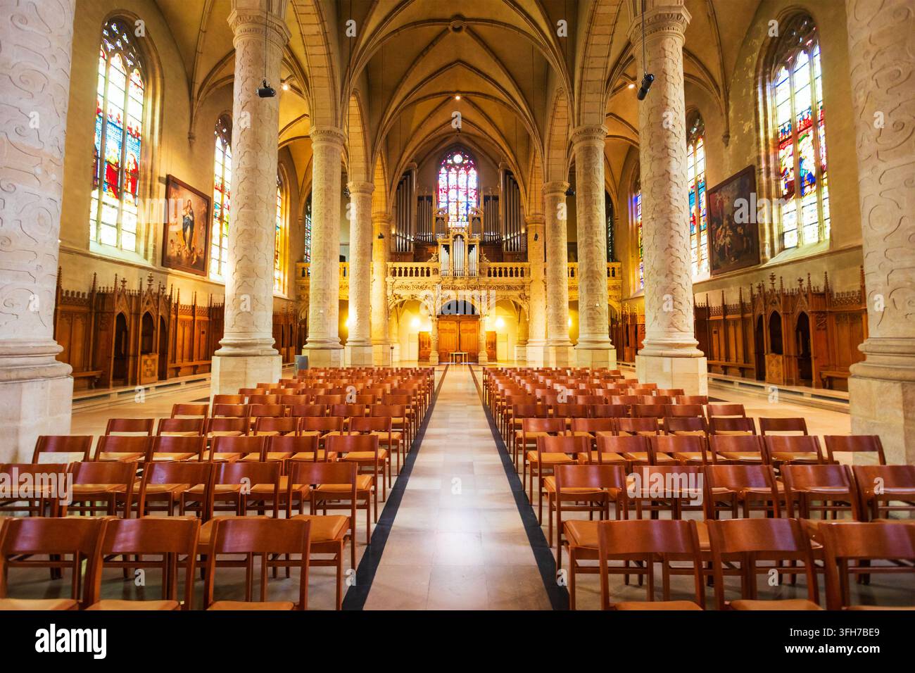 Ville de Luxembourg, Luxembourg - 21 septembre 2023 : L'intérieur gothique majestueux et l'orgue de la cathédrale Notre-Dame ou Notre Dame à Luxembourg-Ville Banque D'Images