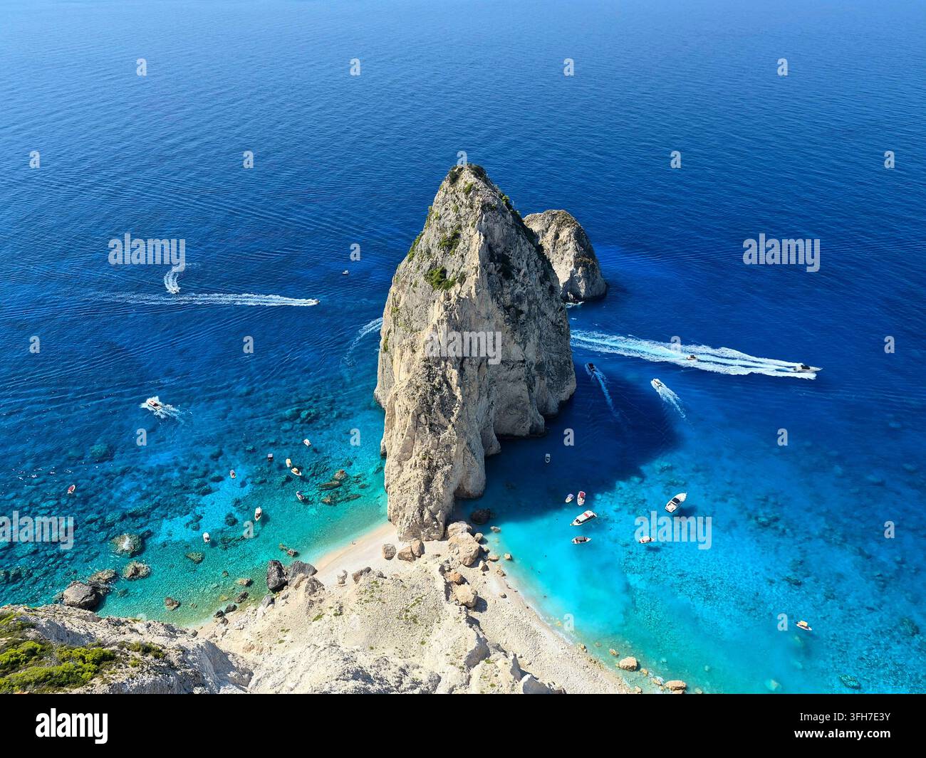 Vue en hauteur des dramatiques piles de calcaire de Mizithres et de la mer Ionienne turquoise depuis les falaises de Keri, Zakynthos (Zante), Grèce - Image de stock capturée avec un smartphone