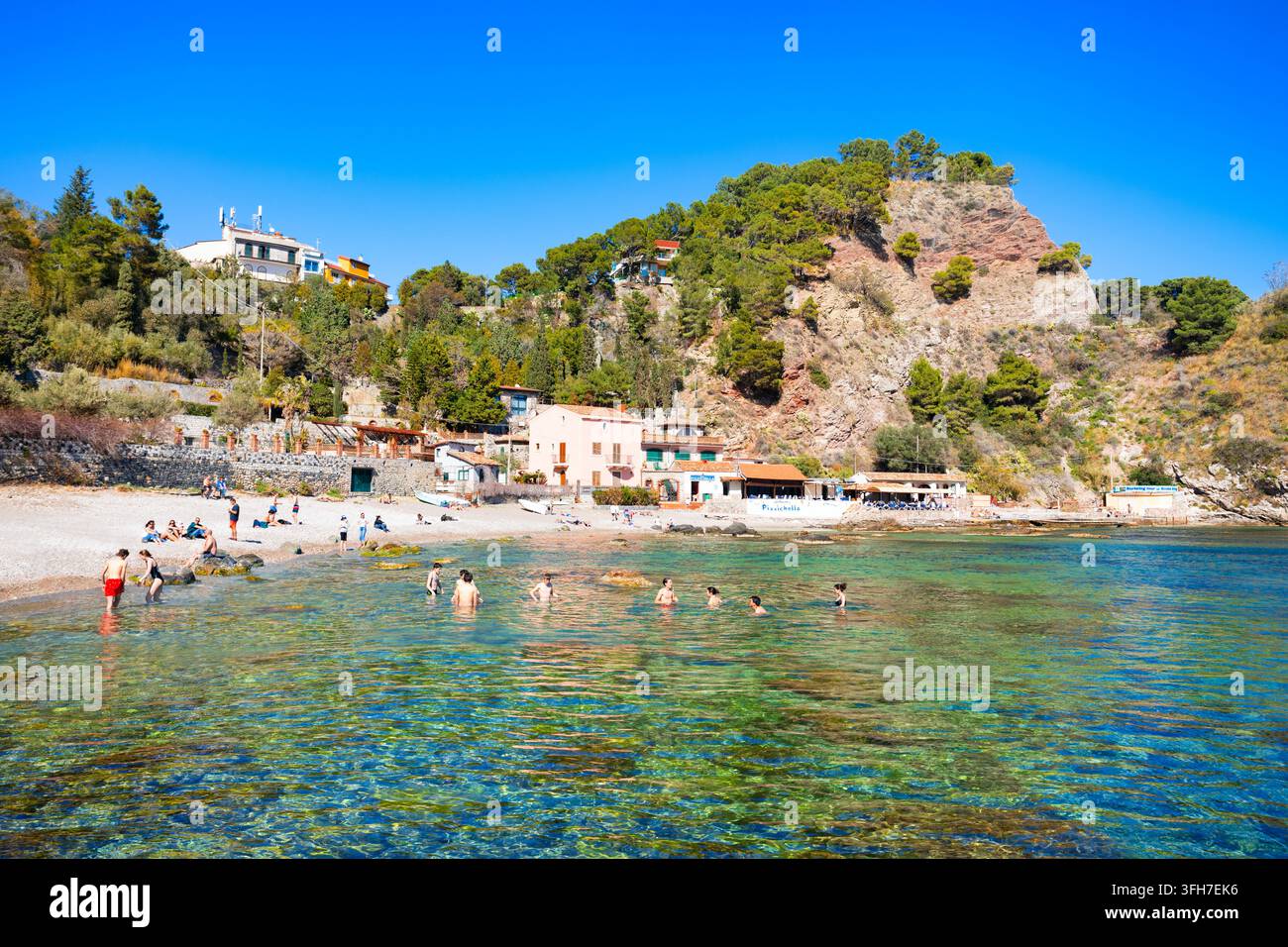Taormina, Italie - 27 mars 2023 : des personnes non identifiées nagent à la plage d'Isola Bella à Taormina. Taormina est une ville sur la côte est de l'île Banque D'Images