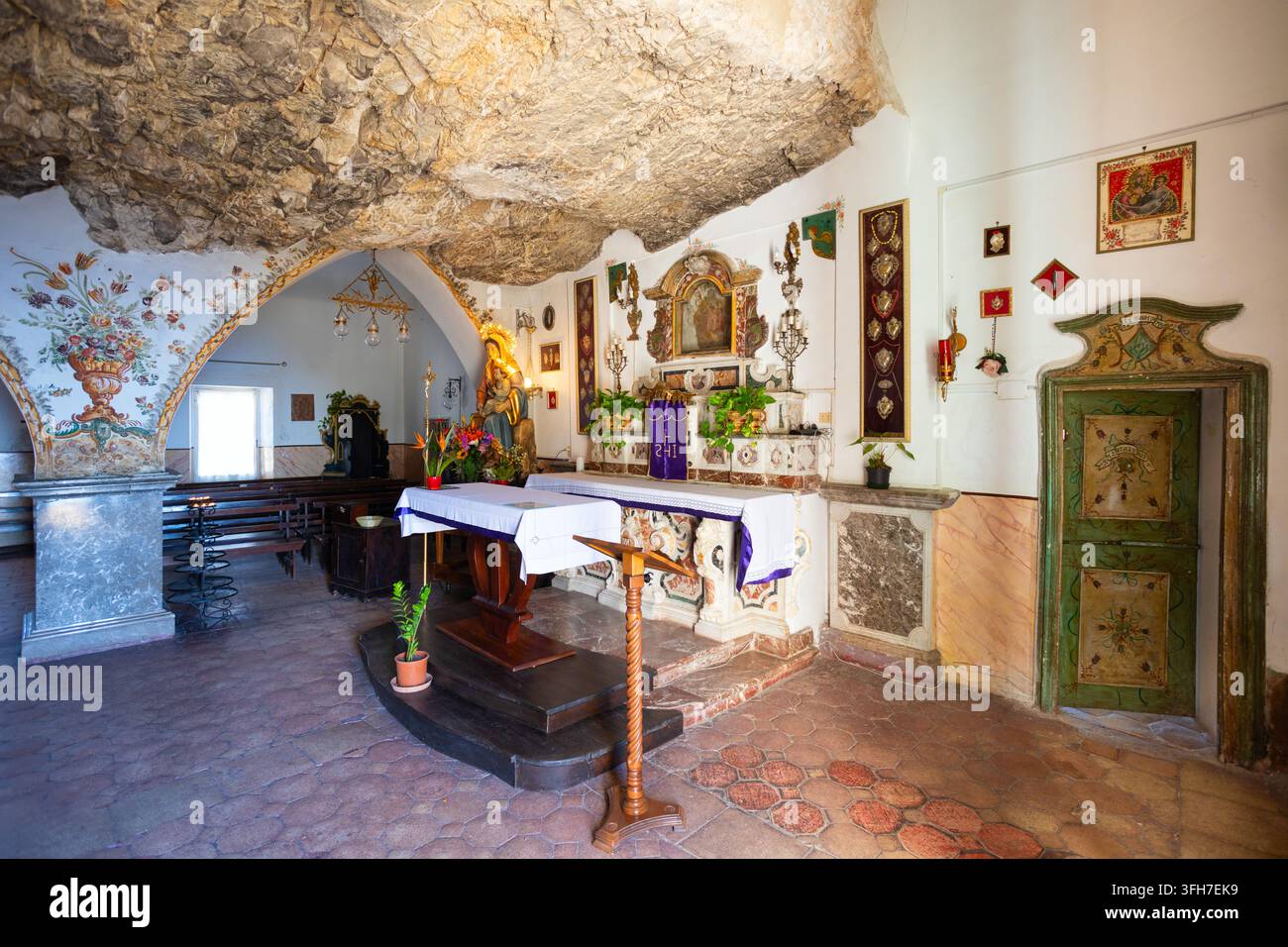 Taormina, Italie - 27 mars 2023 : Eglise de notre-Dame du Rocher ou Chiesa Madonna della Rocca intérieur, il est situé dans la ville de Taormina, île Sicile i Banque D'Images