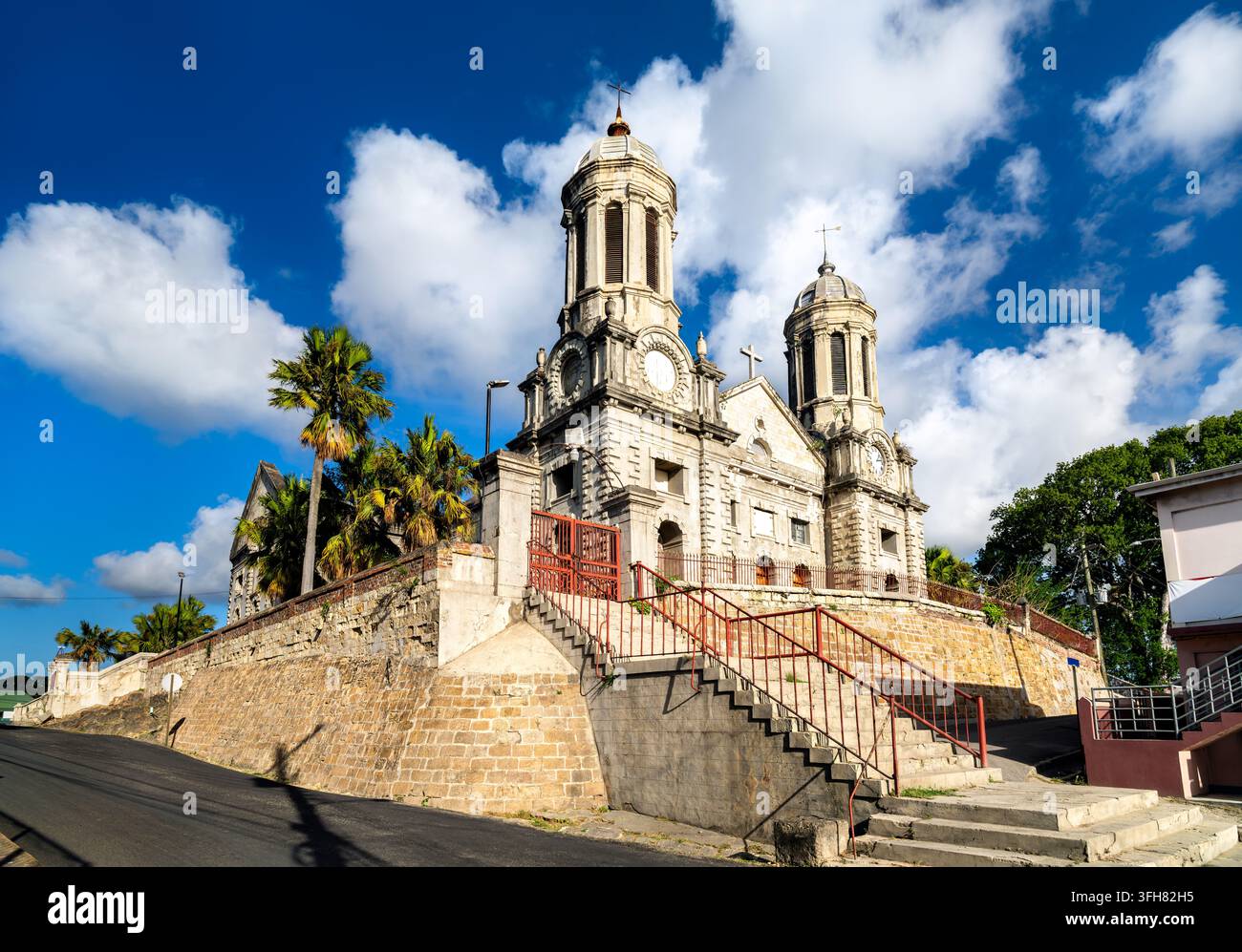 Façade de la cathédrale Saint John's contre un ciel lumineux avec des nuages blancs à Saint John's, Antigua et Barbuda. Banque D'Images