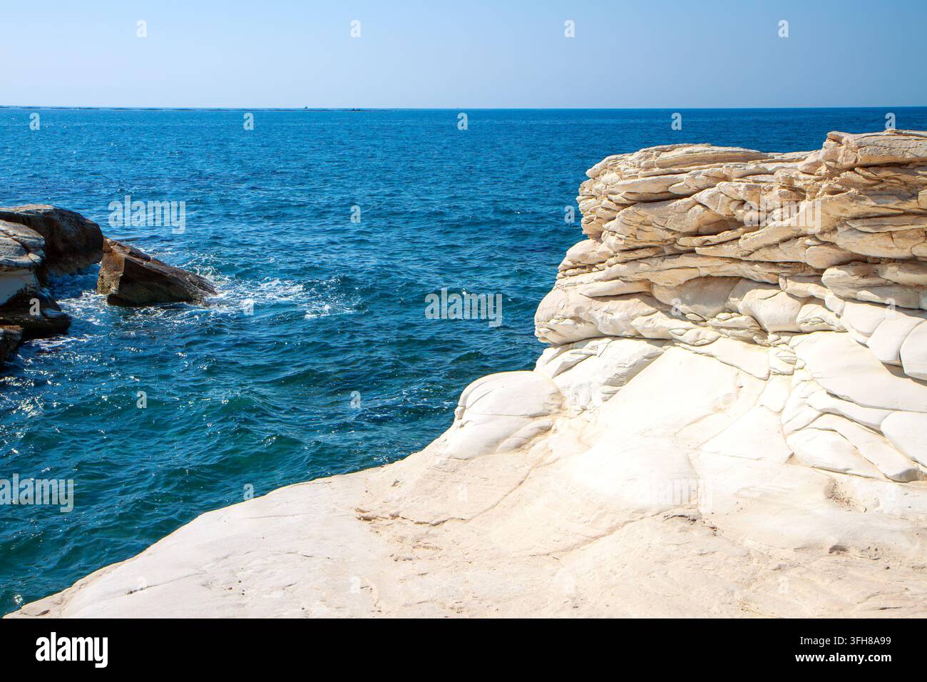 Plage d'Agios Georgios Alamanou ou la plage des Roches Blanches à Chypre près de la ville de Limassol Banque D'Images