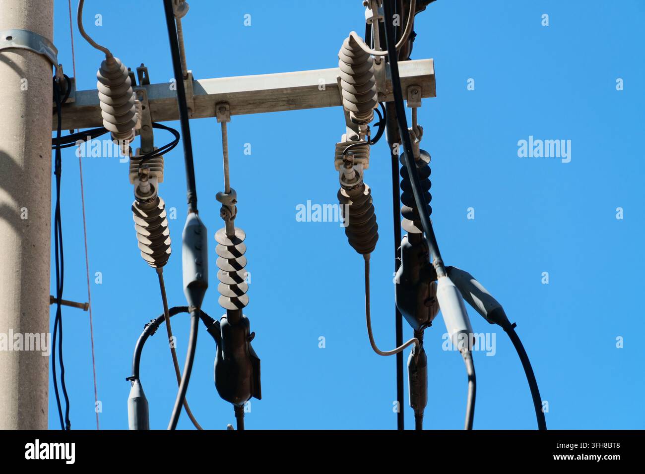 Gros plan d'isolateurs électriques et de connexions électriques Banque D'Images