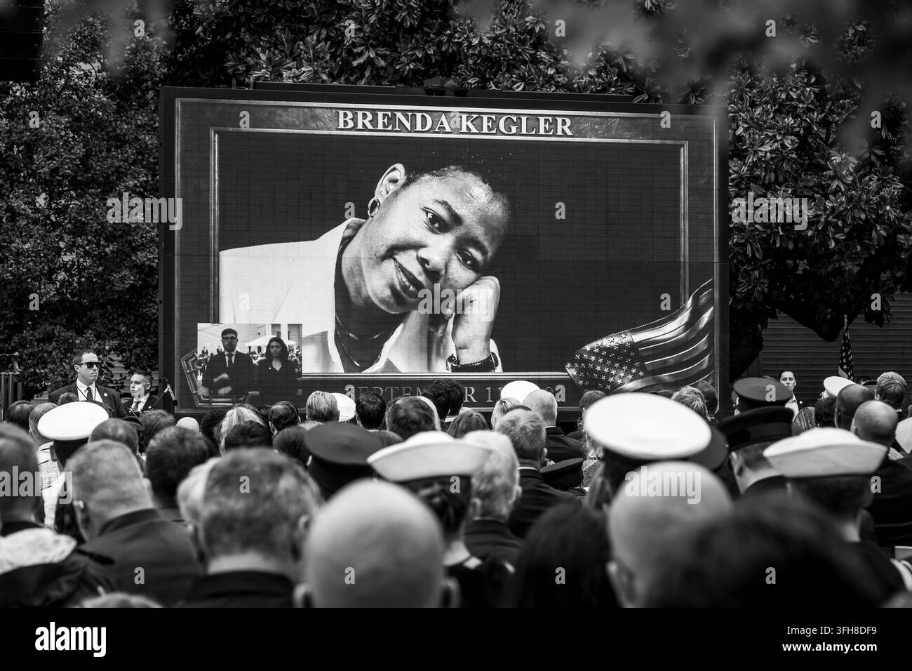 Le président Donald J. Trump et la première dame Melania Trump assistent à une cérémonie au Pentagone en commémoration du 25e anniversaire des attentats terroristes du 11 septembre, vendredi 11 septembre 2026. (Photo officielle de la Maison Blanche par Molly Riley) Banque D'Images