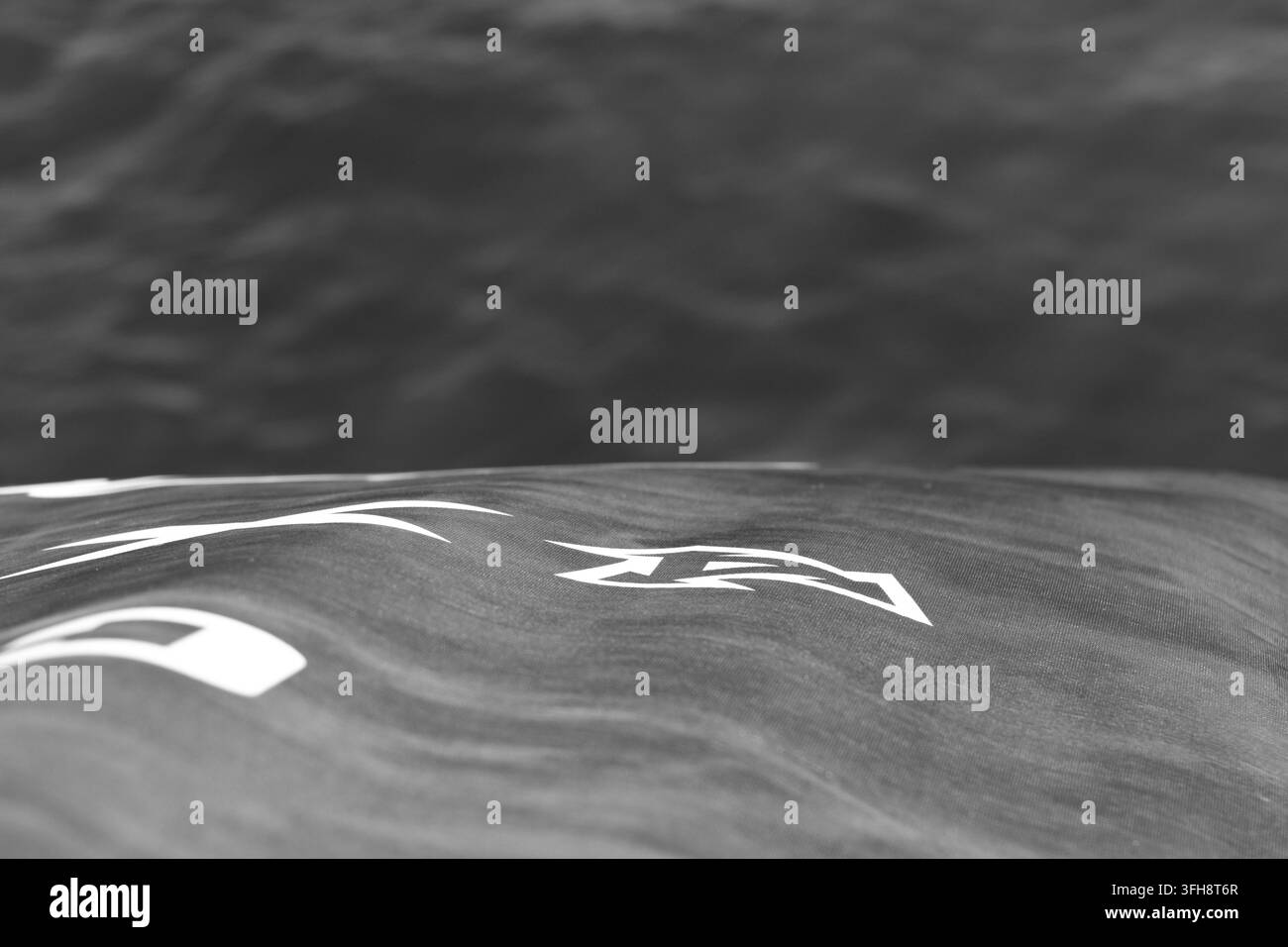Close-up d'une bannière d'événement de surf avec les logos des sponsors devant le fond de l'océan Pacifique à Huntington Beach. Banque D'Images
