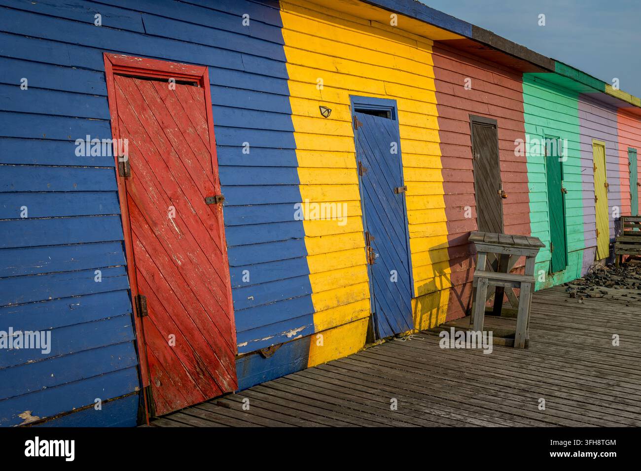 Cabanes de pêcheurs peintes de couleurs vives sur le quai, St. Anthony Bight, Terre-Neuve-et-Labrador Banque D'Images