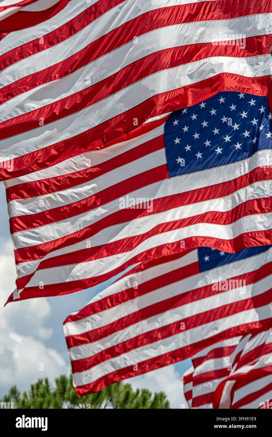 Drapeaux américains déployés flottant devant le Florida Welcome Center le long de l'I-75 près de la frontière entre la Floride et la Géorgie. (États-Unis) Banque D'Images