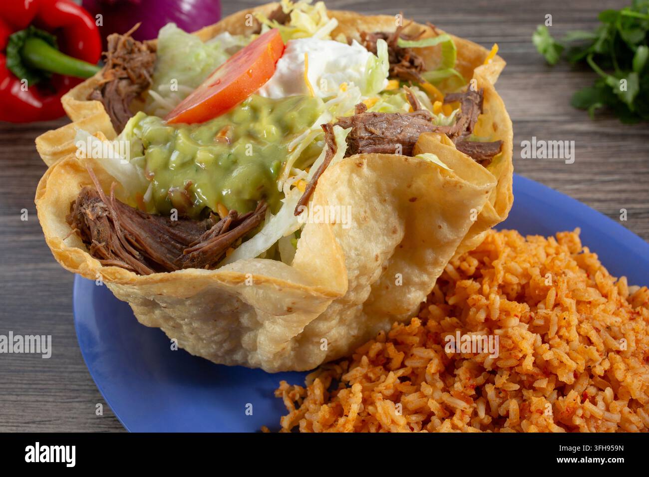 Une vue d'un bol de salade taco. Banque D'Images