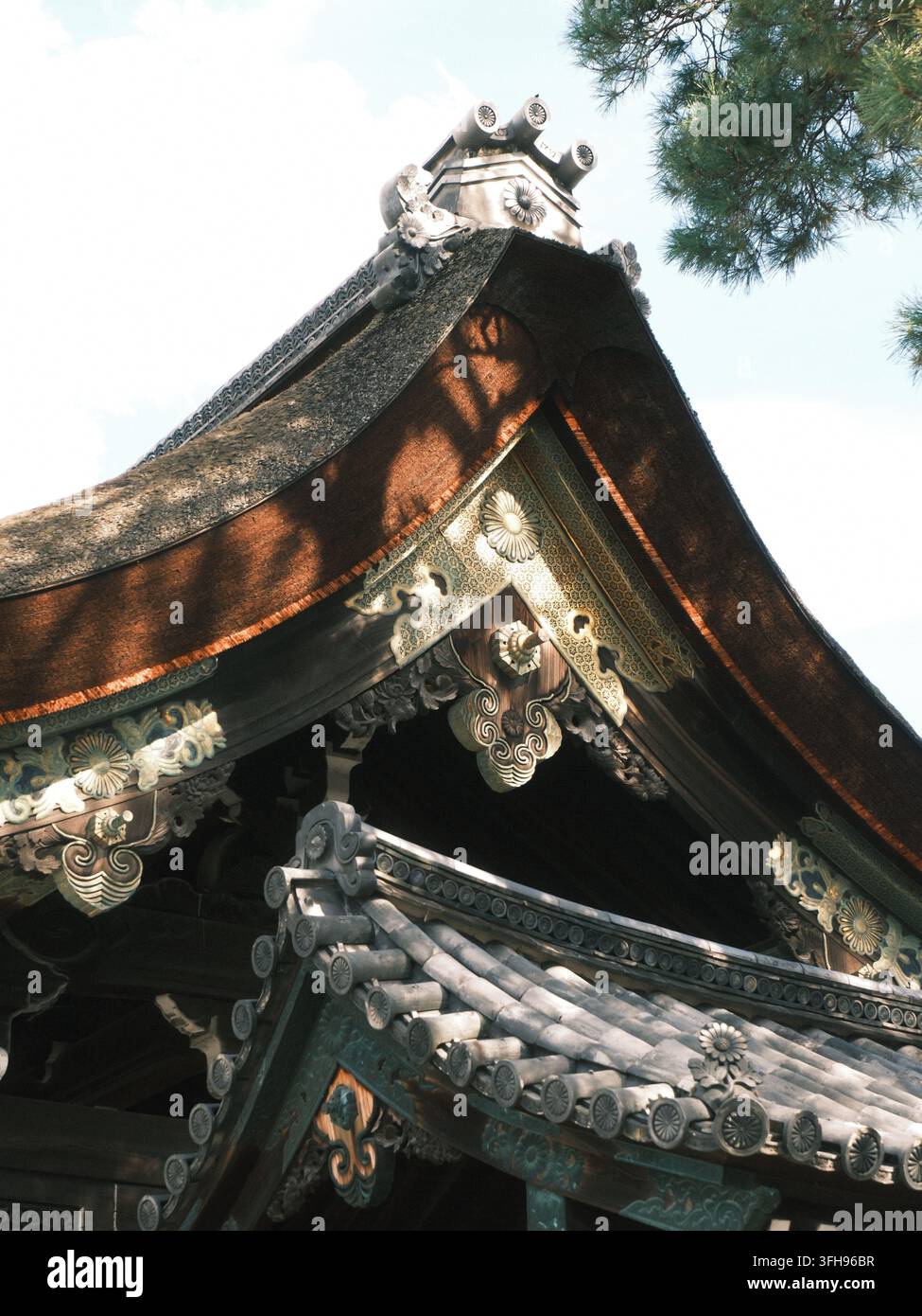 Toit traditionnel japonais orné dans le jardin national de Kyoto Gyoen, Kyoto, Japon Banque D'Images