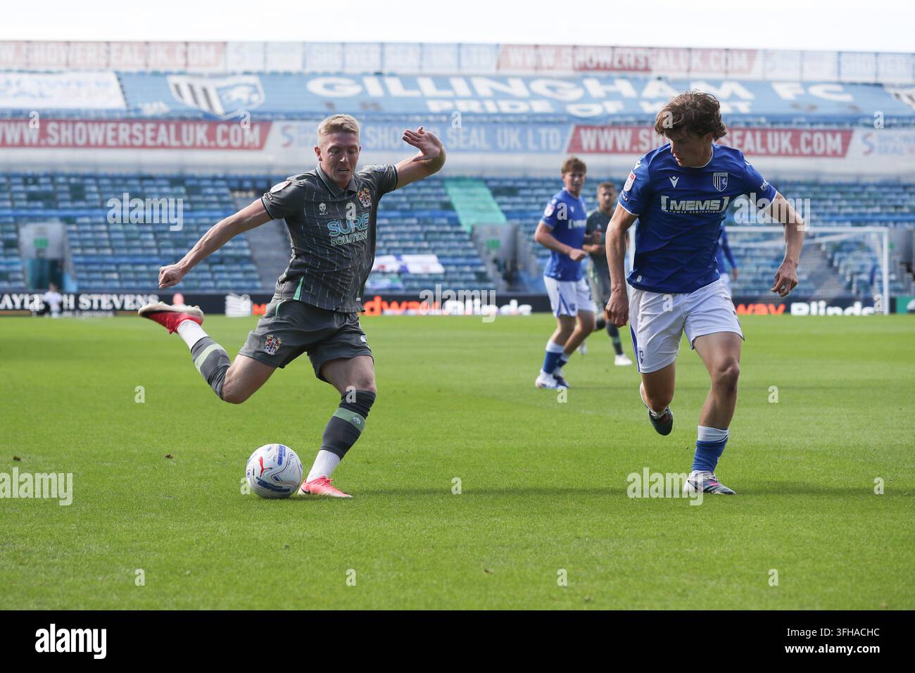 Gillingham, Royaume-Uni, 12 septembre 2026. Joel Senior de Tranmere Rovers tente de faire passer le ballon sous la pression de Conor McManus de Gillingham pendant Banque D'Images