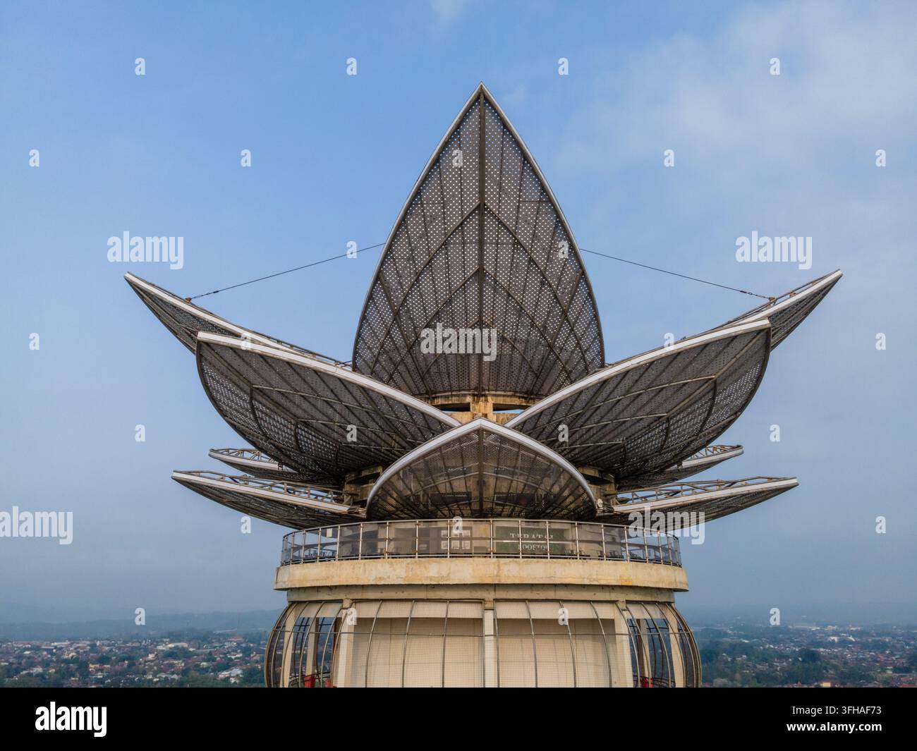 Vue aérienne de la tour d'observation Menara Pandang Purwokerto en forme de lotus avec sa structure de pétales métalliques et sa plateforme d'observation à Purwokerto Timur Banque D'Images