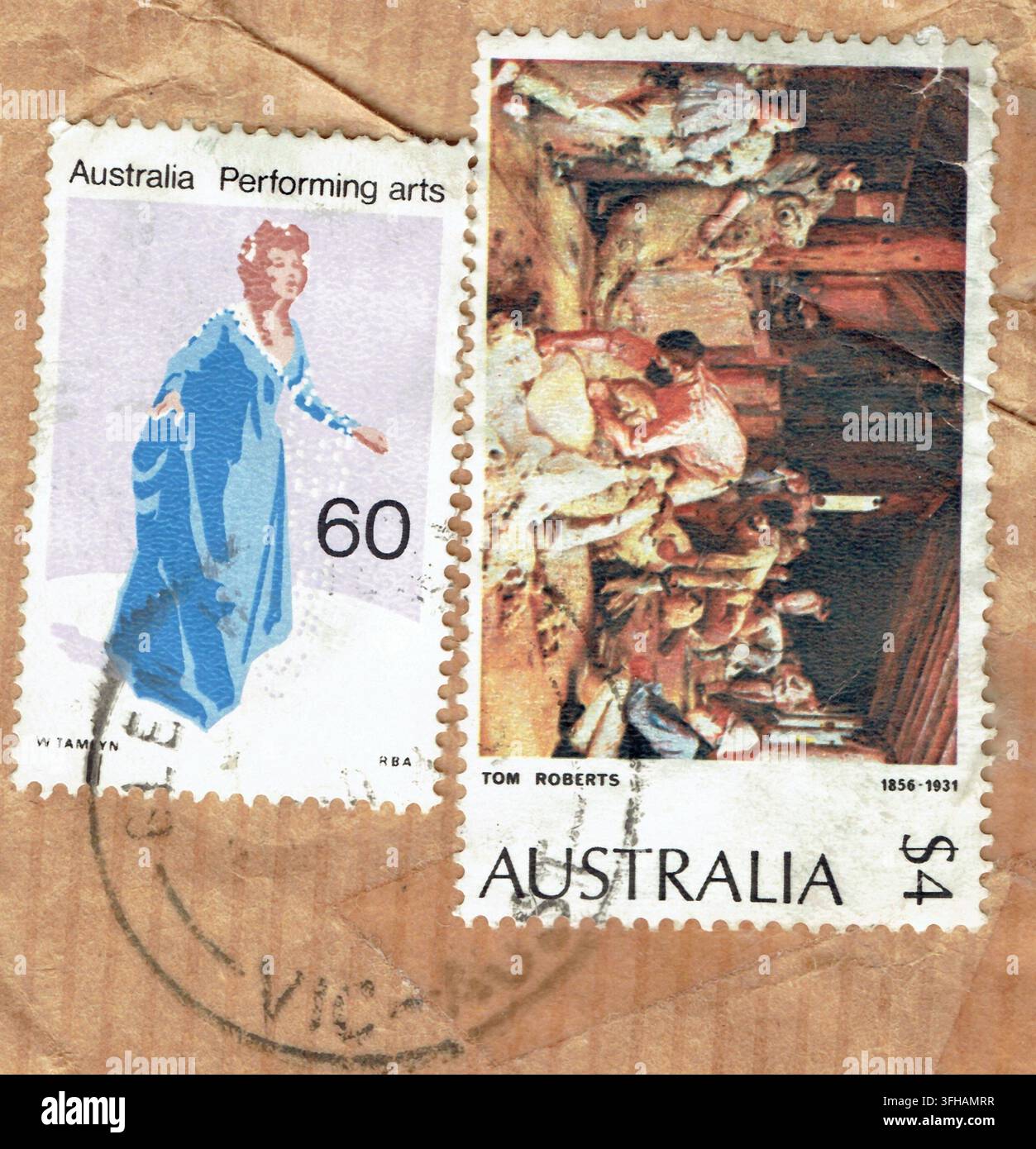 Timbre vintage de 1989 australien représentant le tableau "Shearing the Rams" de Tom Roberts, jumelé avec un timbre de 60c pour les arts du spectacle portant le cachet postal de Glen Waverley VIC. Banque D'Images