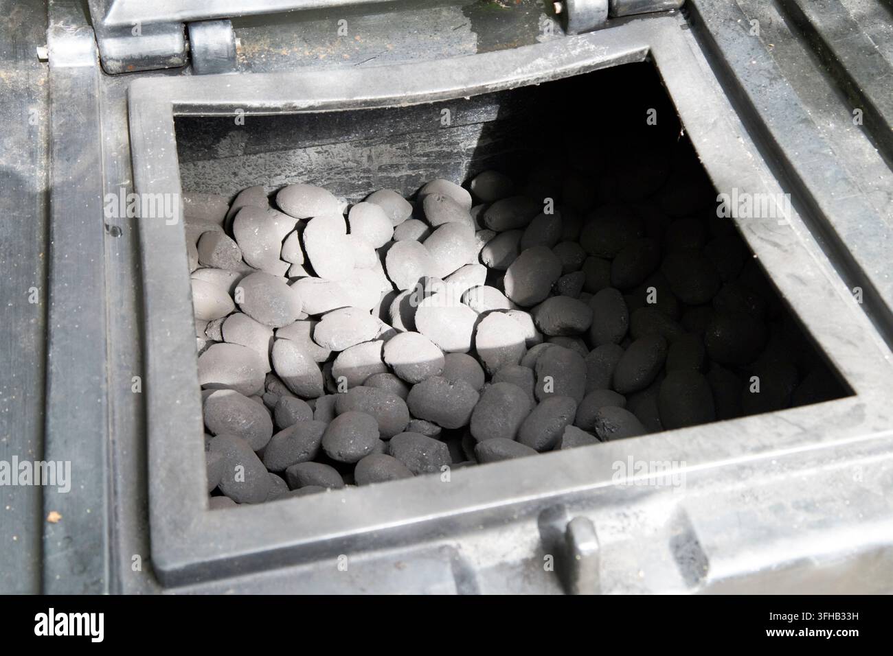 Remplissage du bunker de charbon domestique avec du combustible au charbon traité au Royaume-Uni Banque D'Images