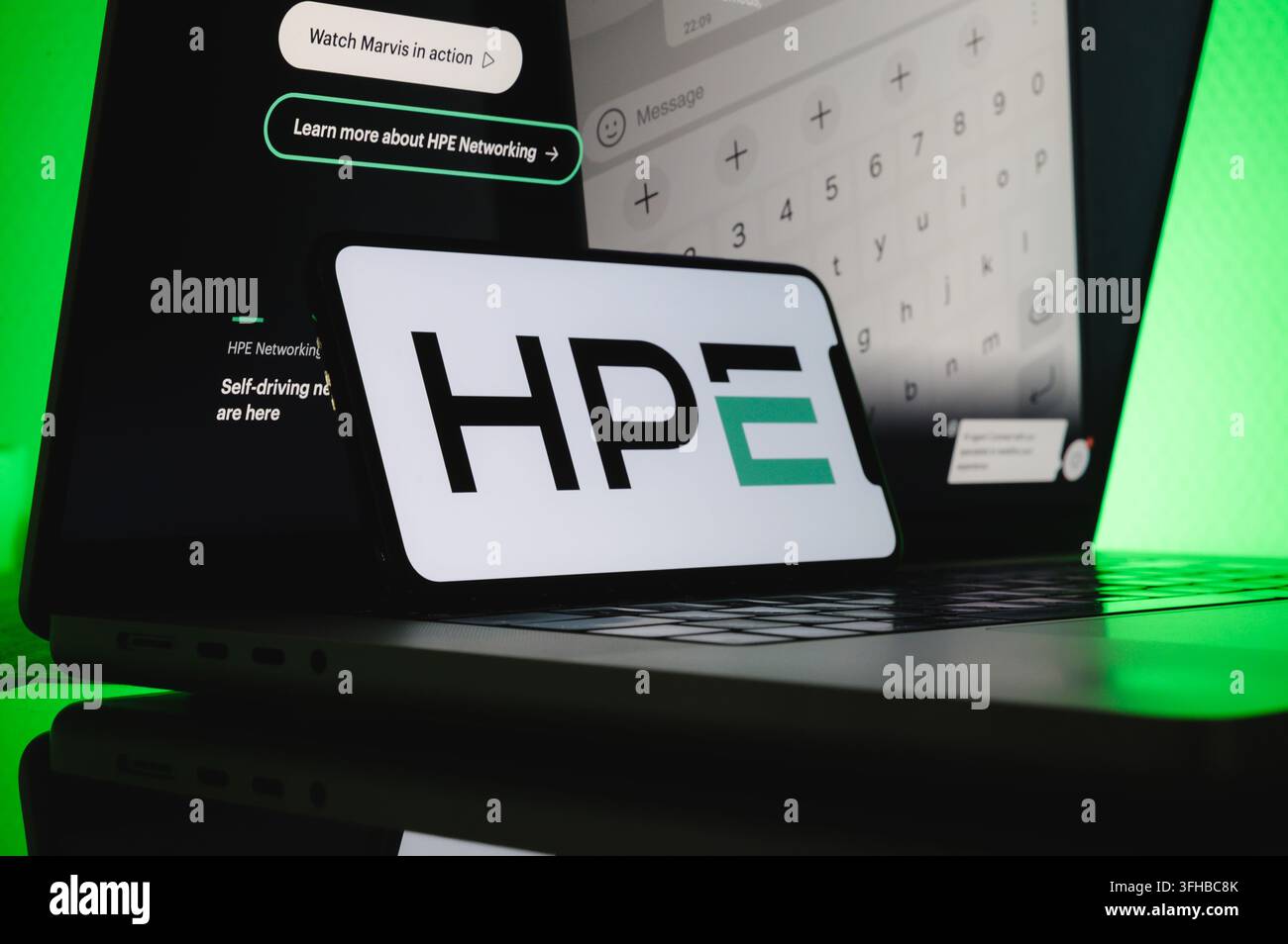 Paris, France - 16 septembre 2026 : Logo HPE Hewlett Packard Enterprise affiché sur un écran de smartphone. Banque D'Images