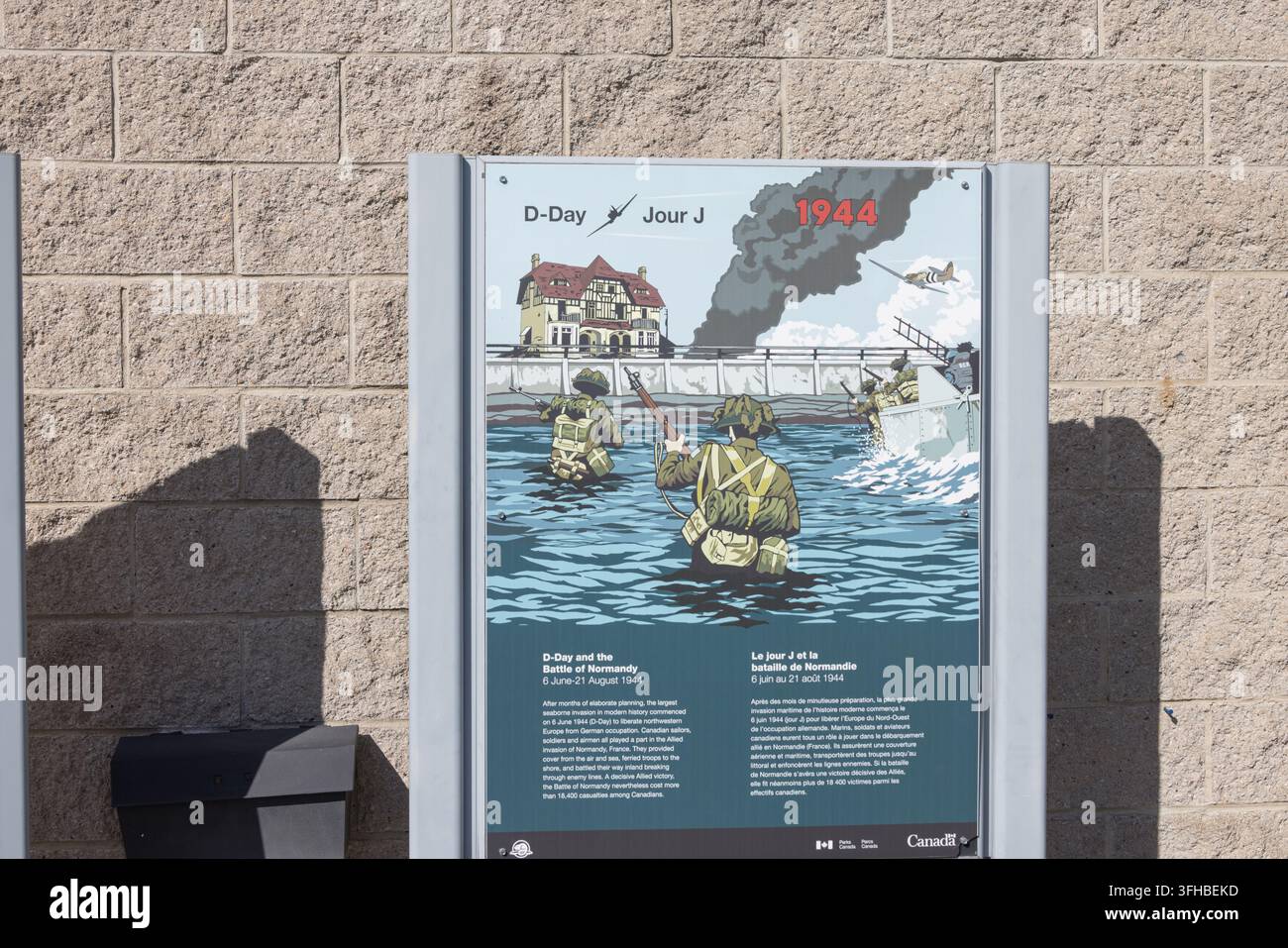 Un panneau d'information historique représentant les événements du Jour J, situé à l'écluse de Peterborough. Le panneau présente une illustration de soldats pendant le Banque D'Images