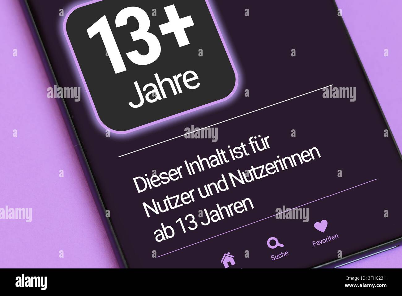 Gros plan d'un étiquetage allemand « 16+ ans » avec le texte « Ce contenu est destiné aux utilisateurs âgés de 13+ ans » sur l'écran d'un smartphone, illustrant le concept de restriction d'âge sur les réseaux sociaux Banque D'Images