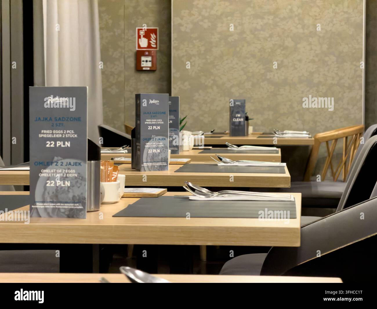 Szklarska Poręba, Pologne – 16 décembre 2025 : intérieur du restaurant Radisson, préparé pour le service du petit-déjeuner, avec des cartes de menu de marque et des tables propres Banque D'Images