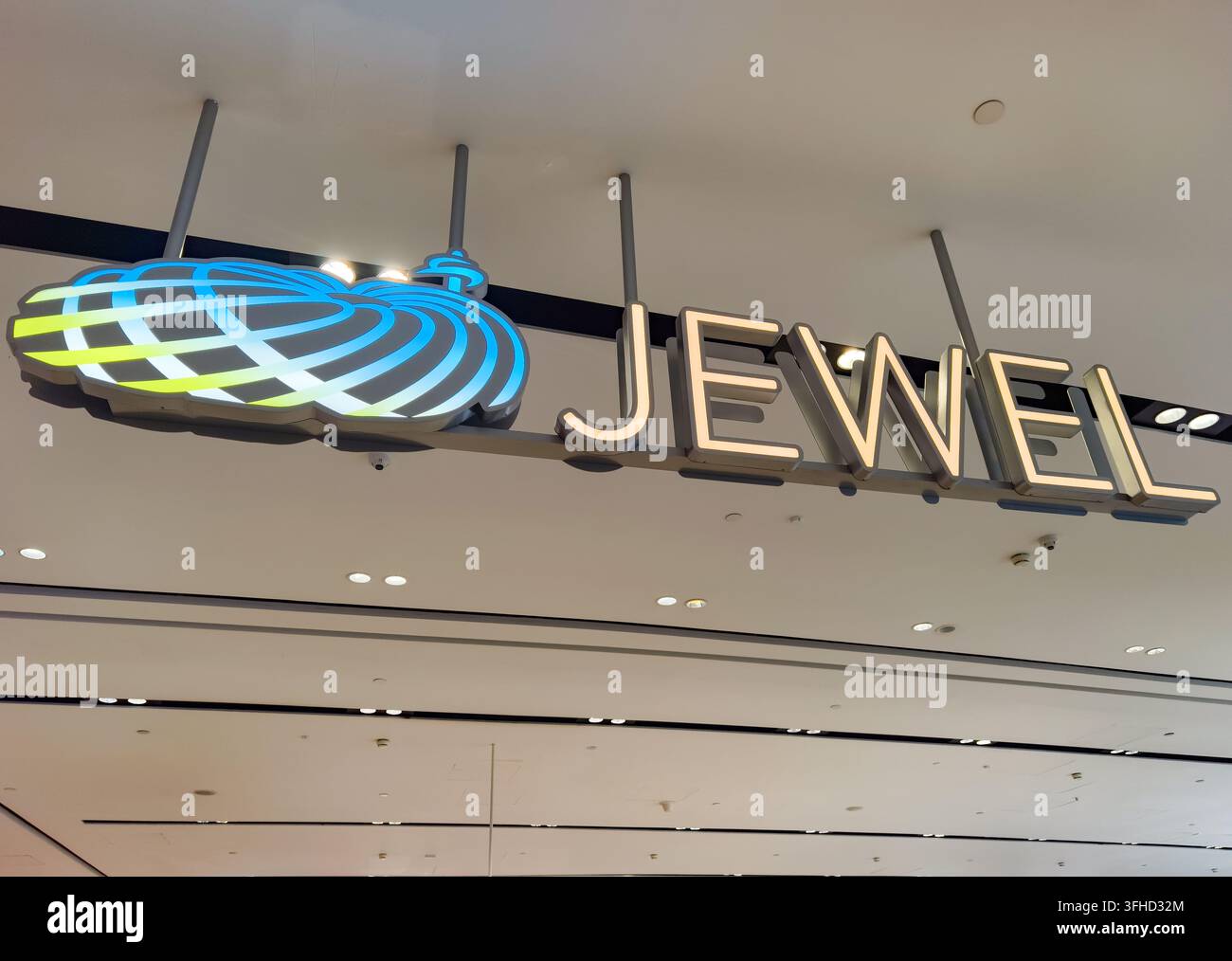 panneaux suspendus illuminés pour l'aéroport Jewel Changi, un complexe de divertissement et de vente au détail à thème naturel proéminent Banque D'Images