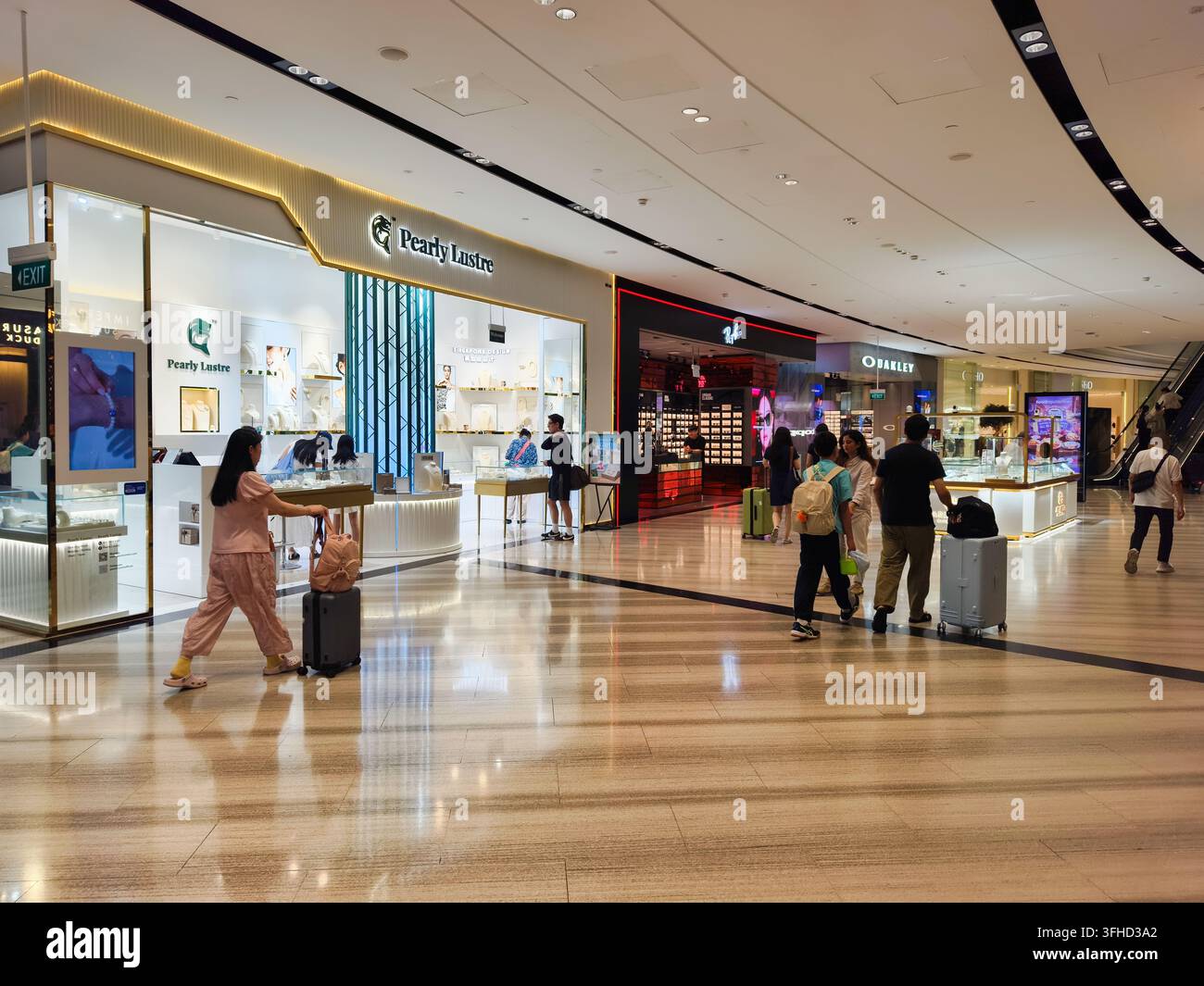 le complexe commercial de l'aéroport Jewel Changi à Singapour, présentant une vitrine de la marque de bijoux en perles Pearly Lustre au rez-de-chaussée Banque D'Images